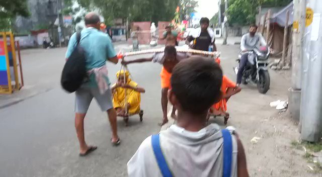 Man Carries Old Parents On Shoulders For Kanwar Yatra