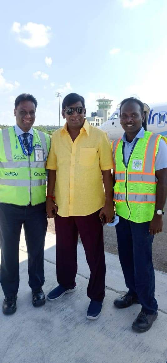 Vadivelu at Mysore Airport Pictures From Chandramukhi 2 Shooting