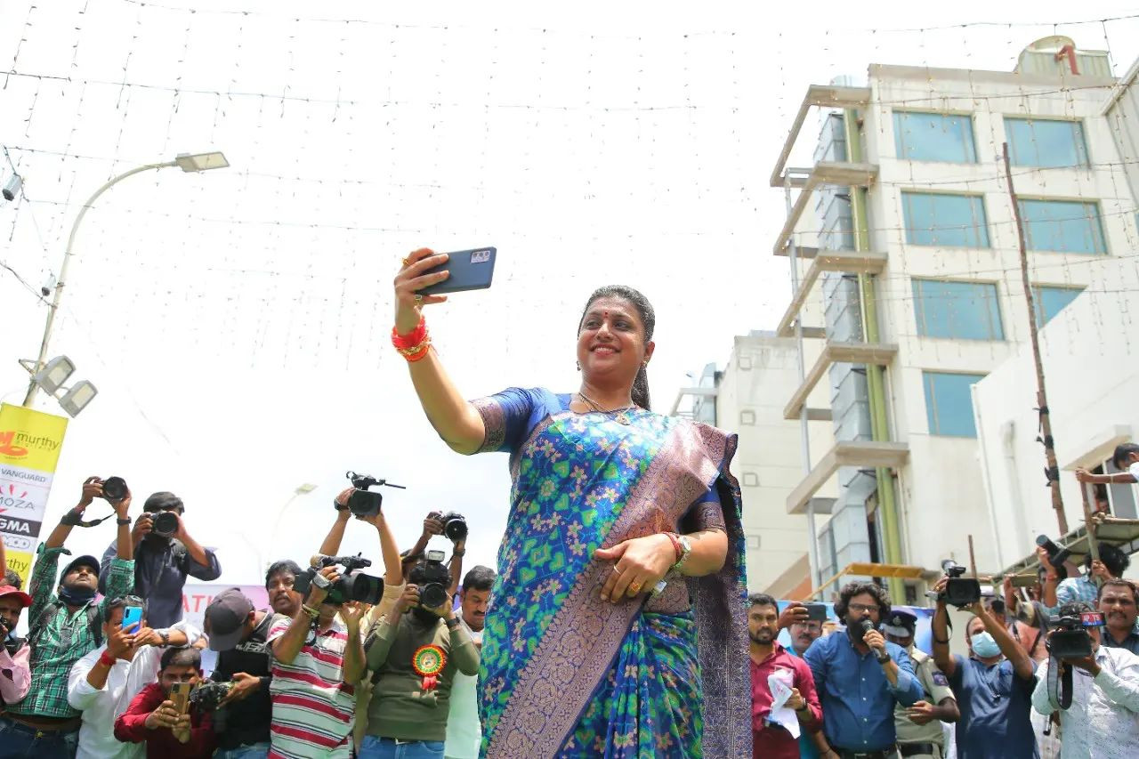 Minister roja created guinness record by clicking photo at same time