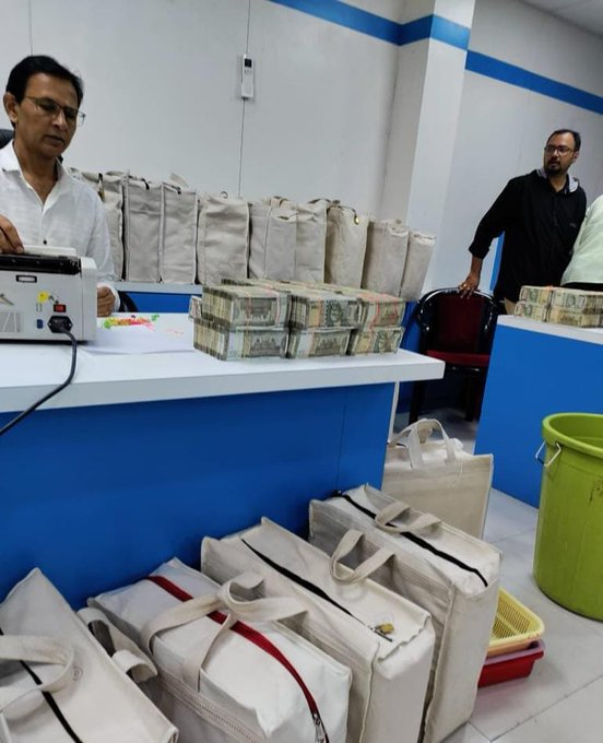 Income Tax Officials Seized Assets Worth Rs 390 Crore