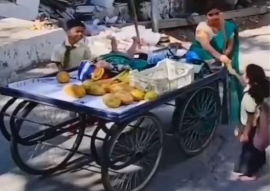 children helps lady to push fruit cart up heartwarming video 
