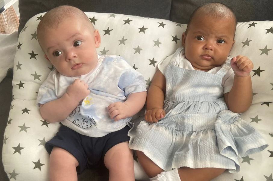 mum stunned after twins born with different skin tones
