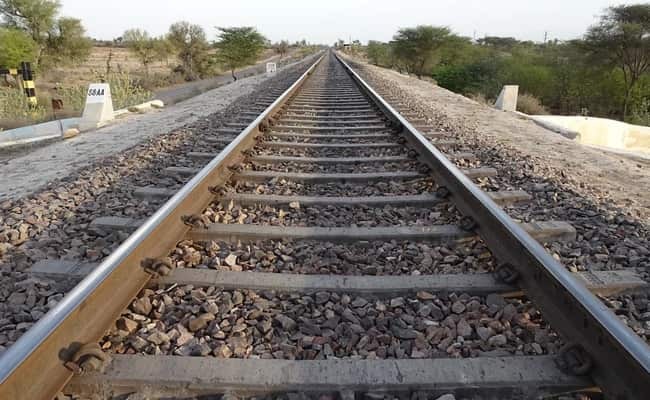 Man pushes wife in front of moving train near Mumbai