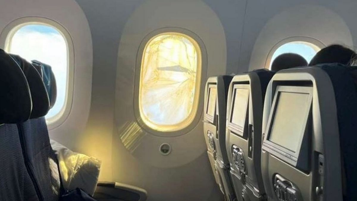 window Cracks in middle of flight as passengers scream