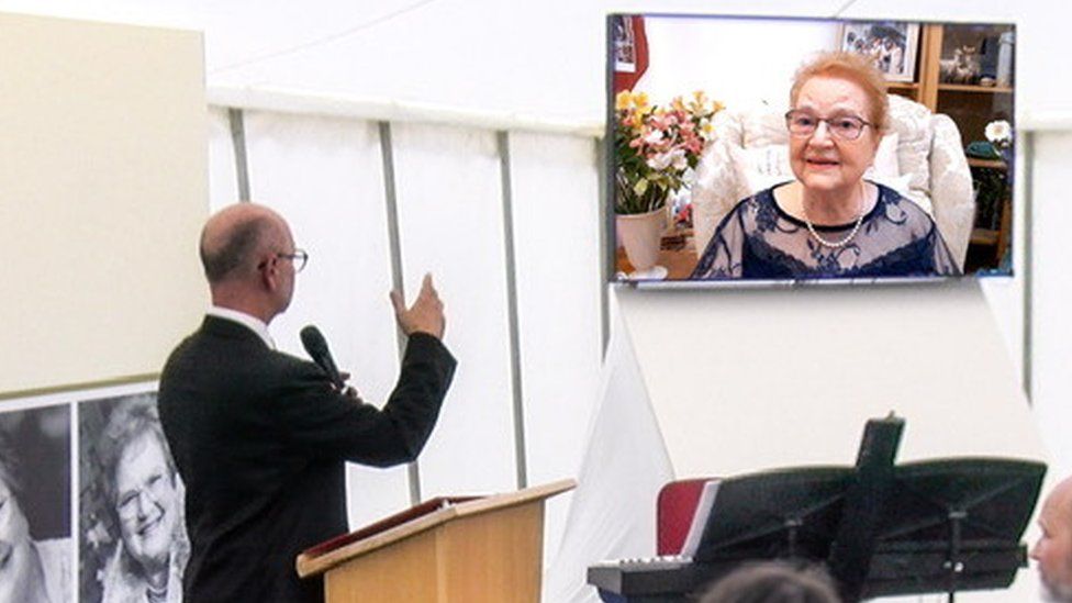 woman speaks at her funeral by hologram technology