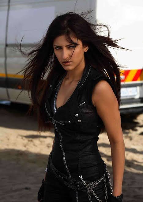 Shruti Haasan slays the Goth look, and becomes OG goth girl