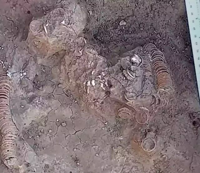Rumenia gold rings buried in 6500 yr old woman grave