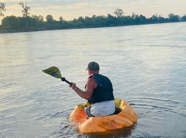 US man floats 61 km Missouri River in giant 383 kg pumpkin