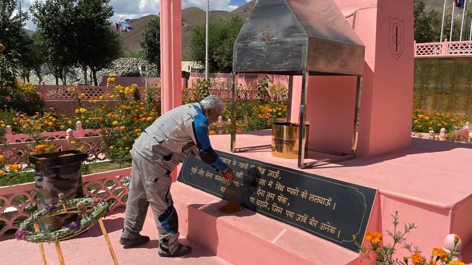 Ajith Kumar AK at Kargil War Memorial Viral Photo