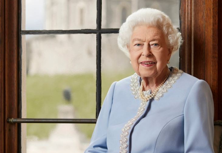 Queen elizabeth health reports family visiting palace