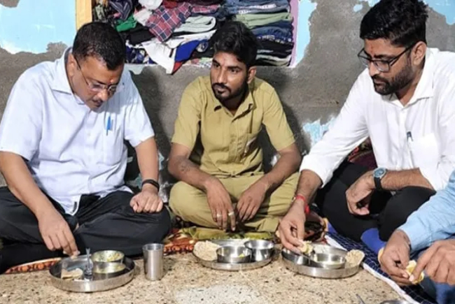 Arvind Kejriwal have dinner in auto driver house
