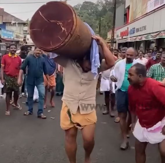 kerala man lift 300 kilograms in shoulder compared with baahubali