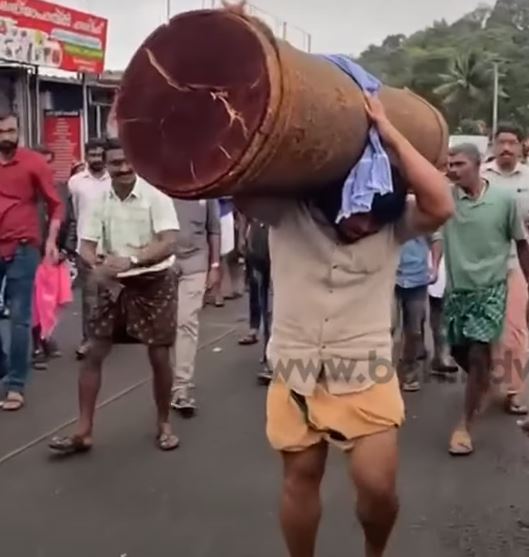kerala man lift 300 kilograms in shoulder compared with baahubali