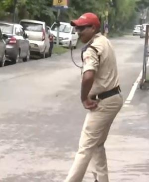 police control traffic in uttarakhand people in smile face