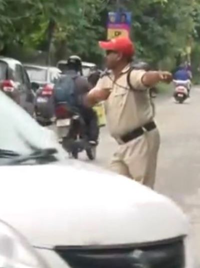 police control traffic in uttarakhand people in smile face