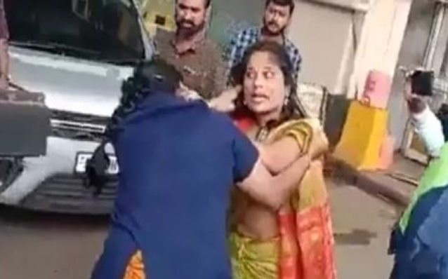 Nashik Toll booth employee and passenger woman fight 