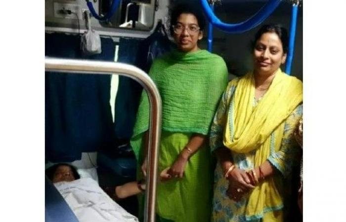 Medical woman helps to pregnant woman in train netizen reacts