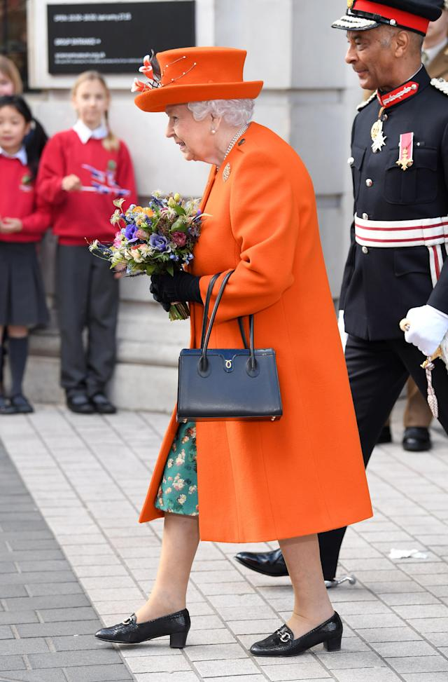 Sang Ratu selalu membawa tas tangan untuk memberikan isyarat rahasia