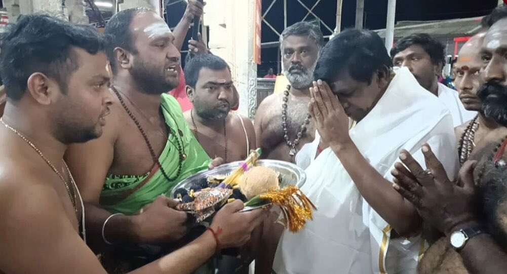Actor Vadivelu Visited Thiruchendur Murugan Temple