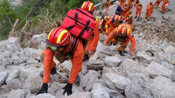 china man missing for 17 days after earthquake found alive
