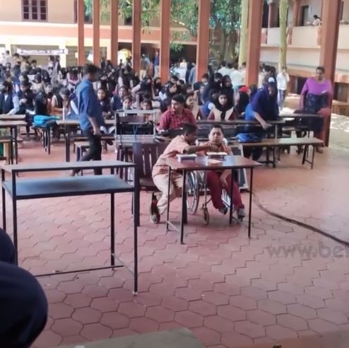 school student feed food to his friend netizens emotional