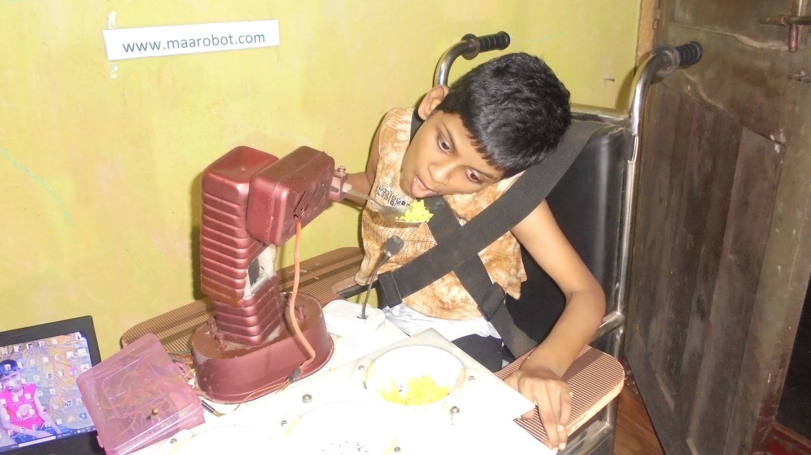 daily wage labourer designs robot for his daughter