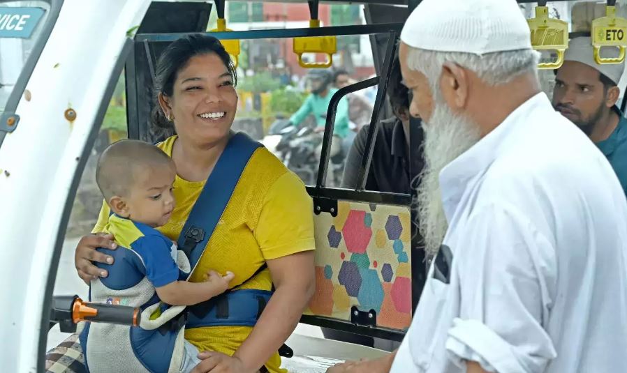 noida woman drives rickshaw with her one year child