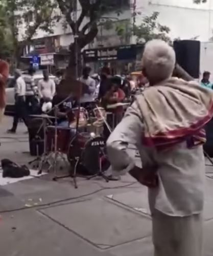 old man dance for street concert and netizens start to vibe