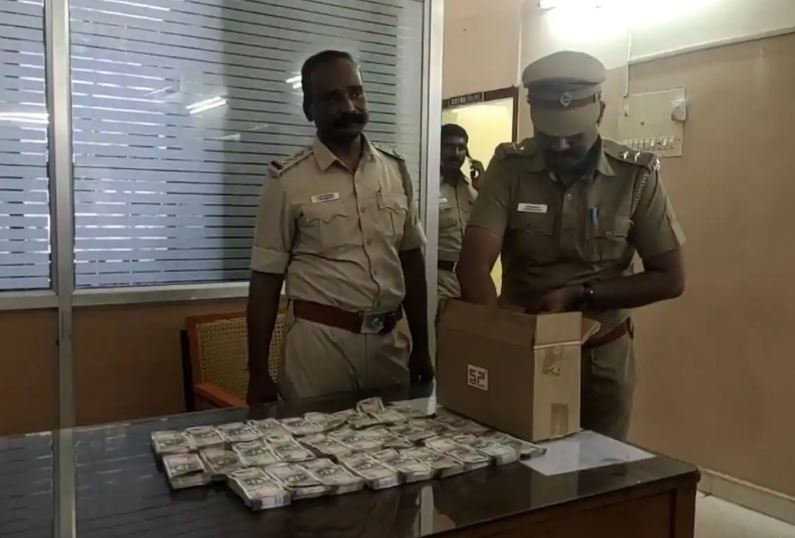 vellore counterfeit money found in road sides police enquiry