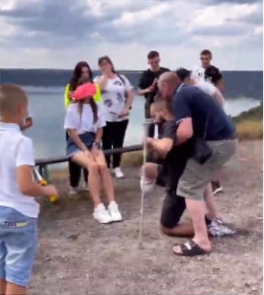 Specially abled Soldier proposes to girlfriend in special way