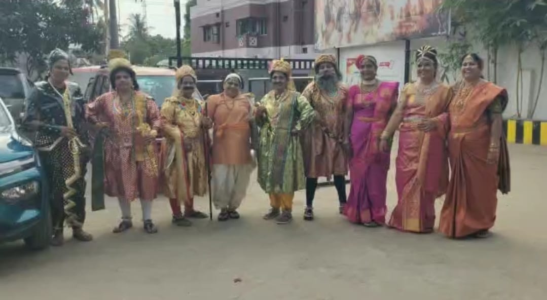 Ladies watched Ponniyin Selvan Movie with Characters Getups