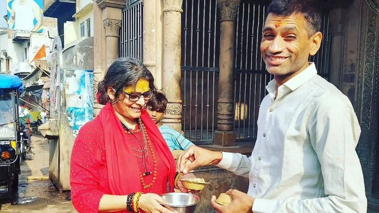 actress nupur alankar starts to begging in streets