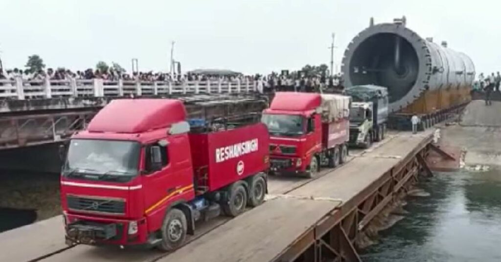 A truck with 448 wheels carrying 1148 ton boiler from Gujarat
