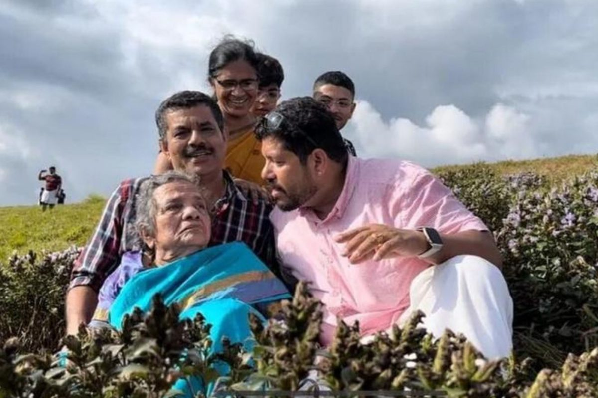Sons Fulfill their mother wish to see neelakurinchi flower in kerala