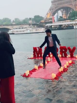 Man Proposes To Girlfriend by dancing Video goes viral