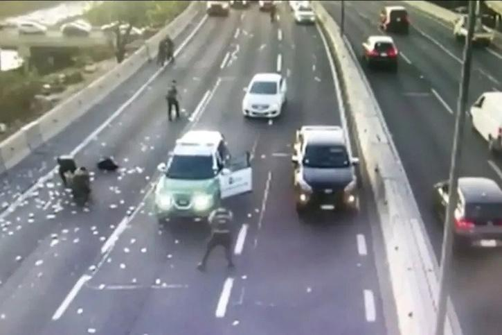 Robbers make money rain down on the highway in Chile