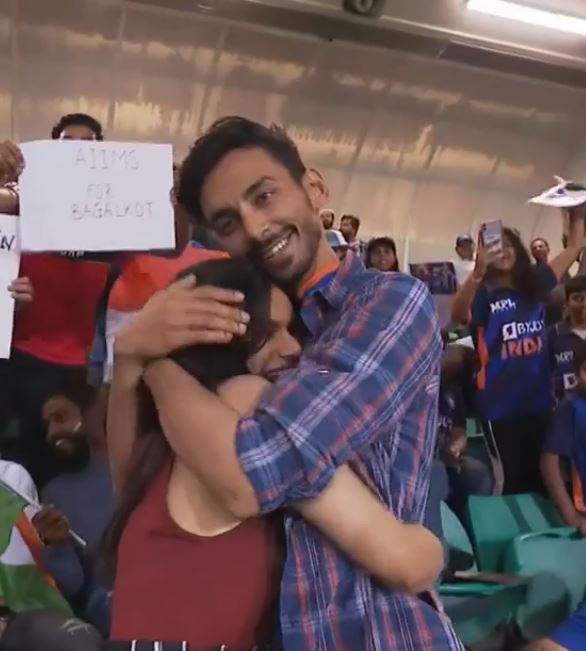 man propose to his girlfriend in between india and netherlands match