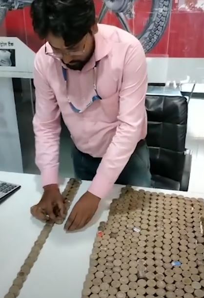 Rudhrapur man pays 50000 rupees in 10 rupee coins to buy scooty