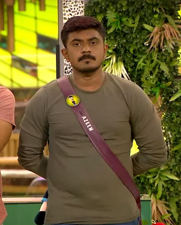 Azeem explains about himself to other biggboss contestants