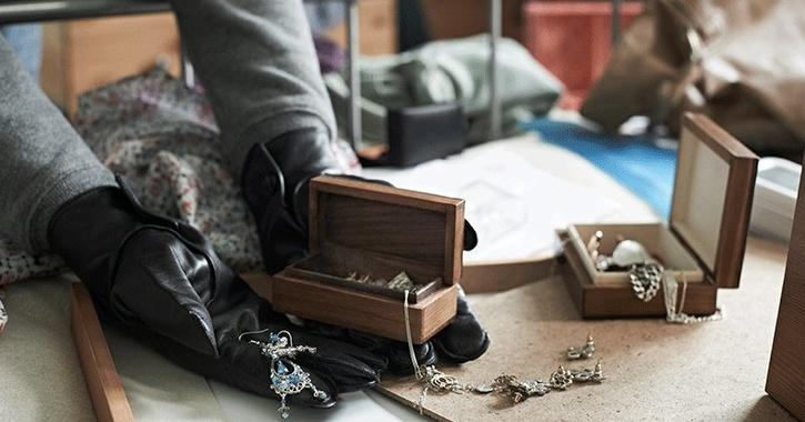 The thieves return stolen jewelry to a victim through a courier