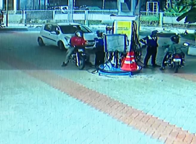 Kerala bike thief stops infront of bike owner to fill petrol