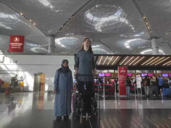 world tallest woman travels by plane For the first time