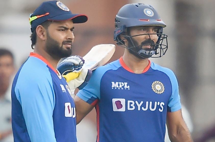 Ab de villiers about dinesh karthik and rishabh pant in playing xi