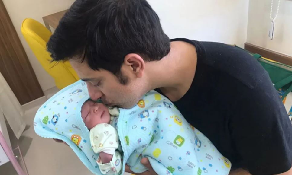 Man quits his high paid job to take care of his newborn daughter