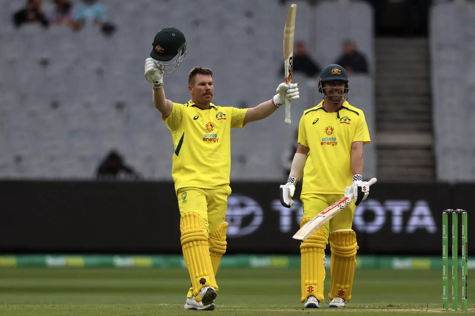 David warner gifts his gloves to young cricket fan