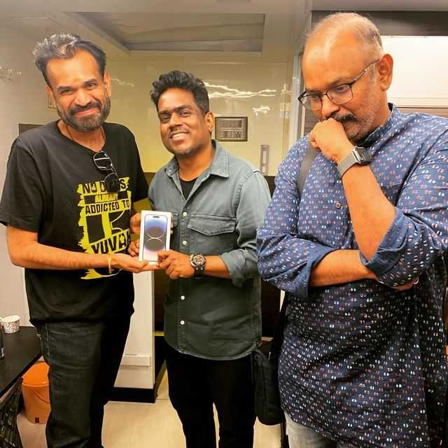 Yuvan Shankar Raja Gifted new Apple iPhone To Premji Amaren