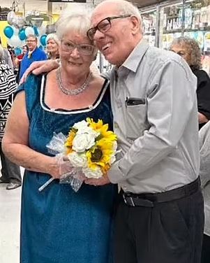 elderly couple married at grocery store where they met first time