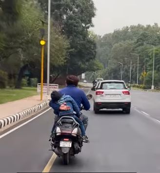 father prevents son falling from bike netizens emotional