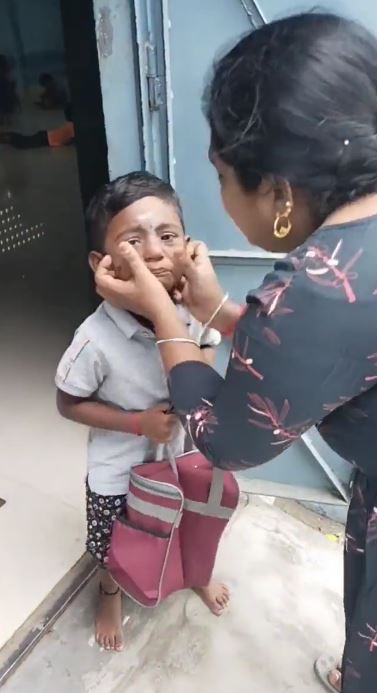 little boy care to his mother won netizens melts hearts