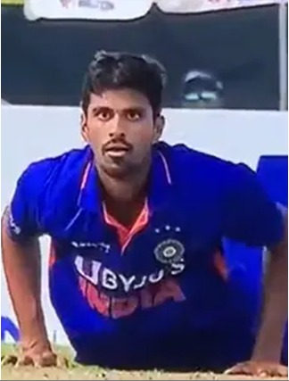 Washington Sundar reaction while Dhawan catch with his thighs